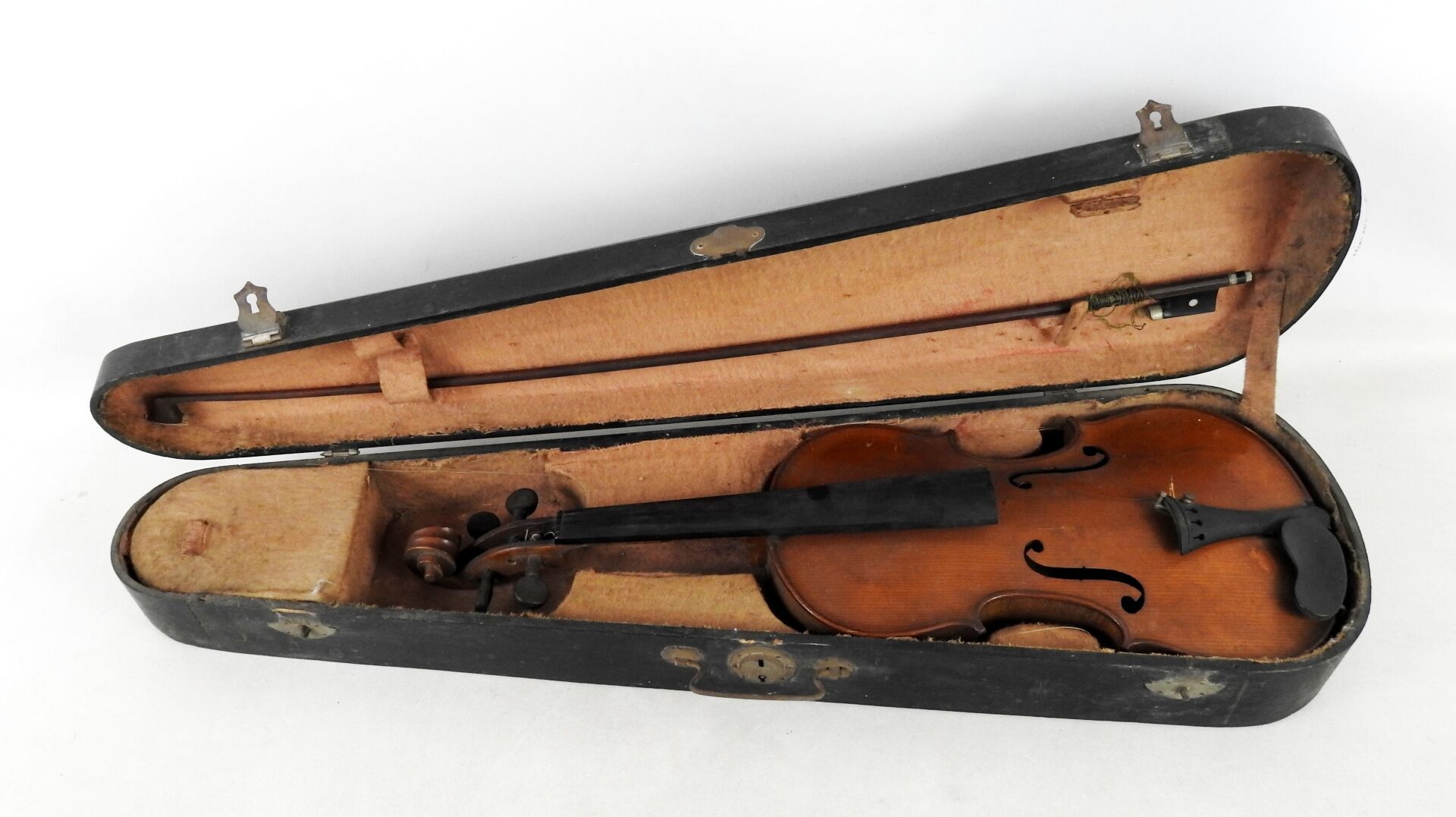 Null 归于MIRECOURT的 
研究用的小提琴上贴着 "Andreas Borelli fecit Parmae Anno 1720 "的伪装标签。
长：&hellip;