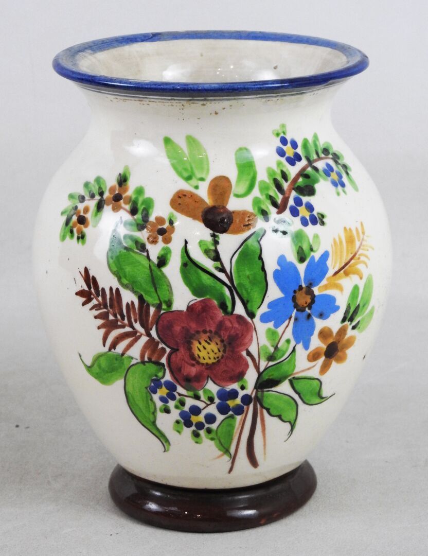 Null 摩纳哥CERART公司
一个陶制的卵形花瓶，上面有多色的花束装饰。
背面有签名。
高度：19厘米。
磨损和撕裂。