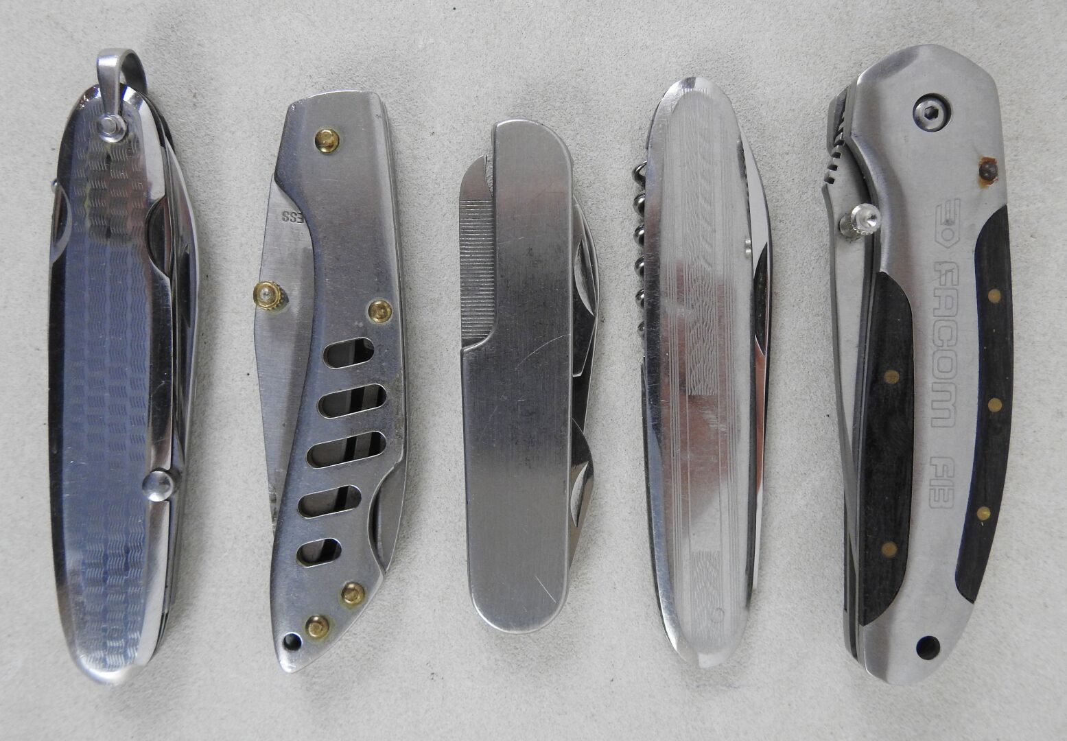 一套5把多刃刀，包括Facom、Pradel和其他刀具各种尺寸。 按原样