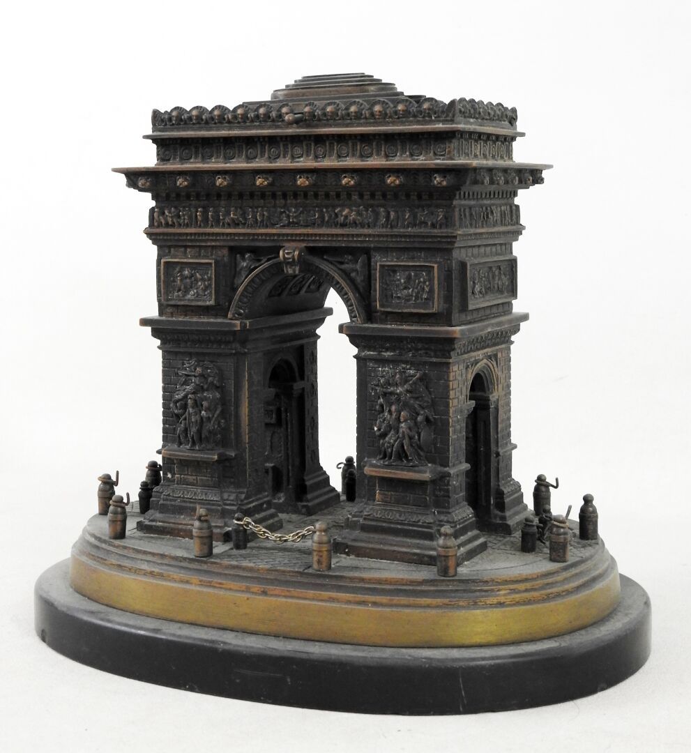 Null Bronzemodell, das den Arc de Triomphe in Paris darstellt.
Sockel aus schwar&hellip;
