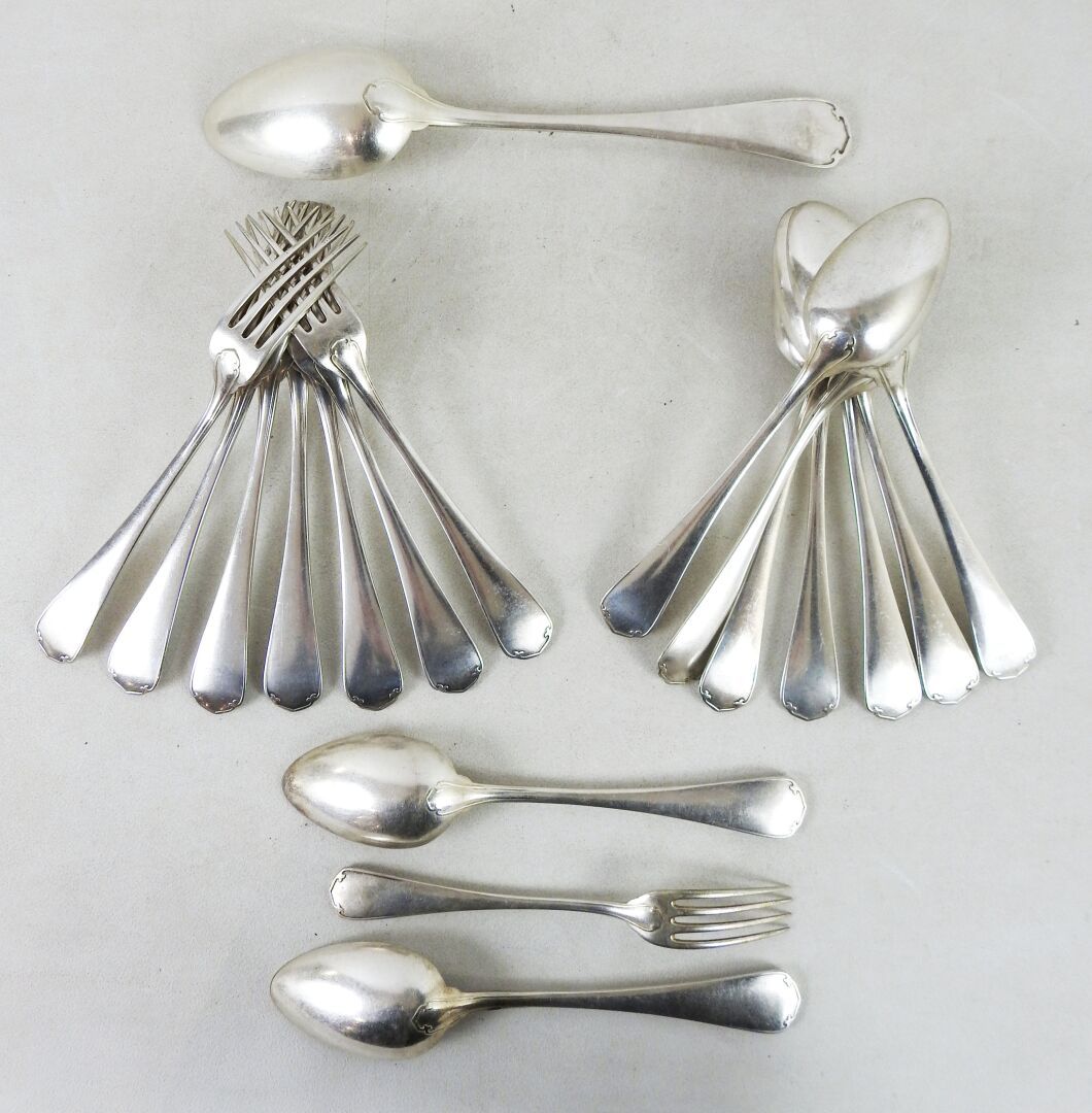 Null 姬斯多福（CHRISTOFLE）
镀银的 "日本 "模型的一部分，包括：1个服务勺，9个大勺，7个大叉子和1个甜点叉子。
因使用而磨损