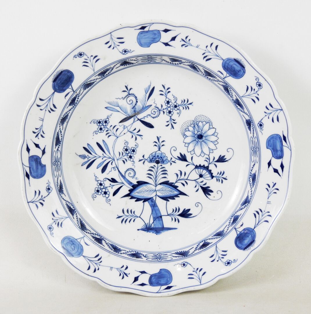 Null Grande piatto circolare in porcellana con decorazione floreale bianco-blu.
&hellip;