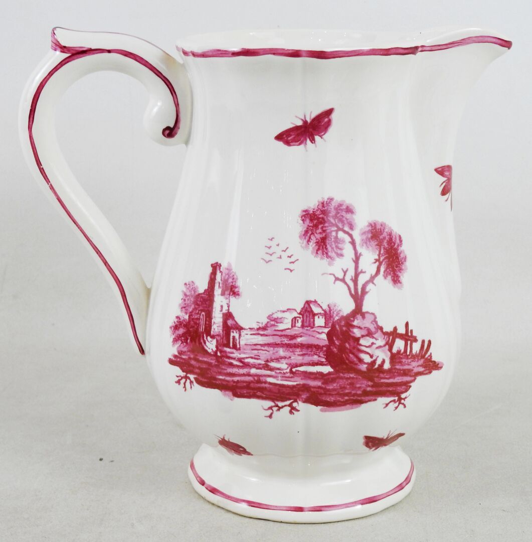 Null GIEN
Earthenware pitcher model "Pink landscape".
Modern mark.
H.: 20 cm.