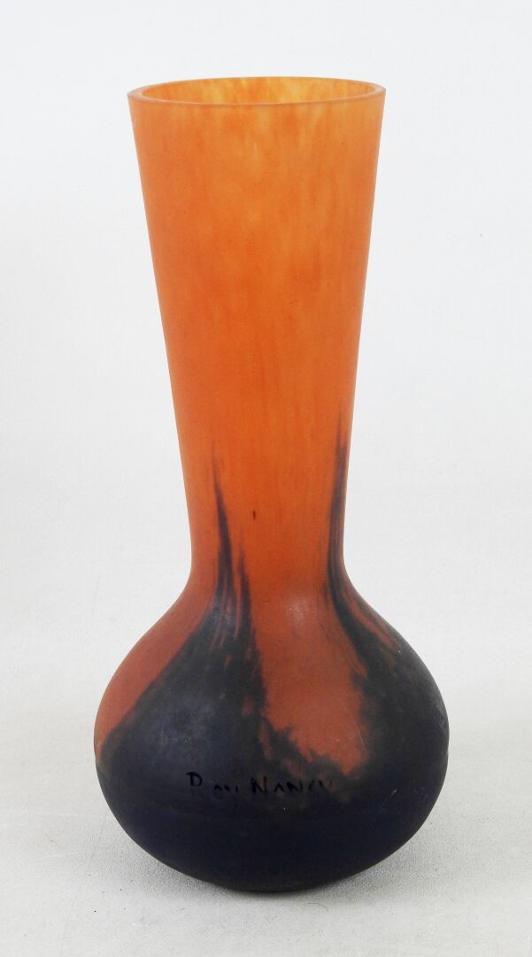 Null 罗伊--南希
橙色和午夜蓝的摩尔曼玻璃喇叭形颈部花瓶
签名
H.25.5厘米
一个小缺口。