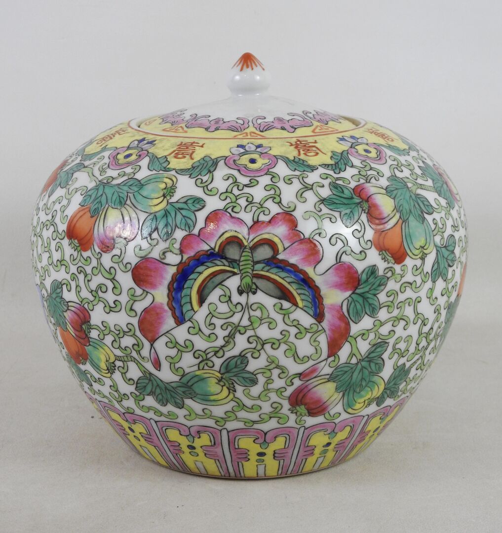 Null 中国 - 广州
瓷质姜罐，有花卉、植物和蝴蝶装饰。
背面有红色标记。
20世纪
H.21厘米
磨损的