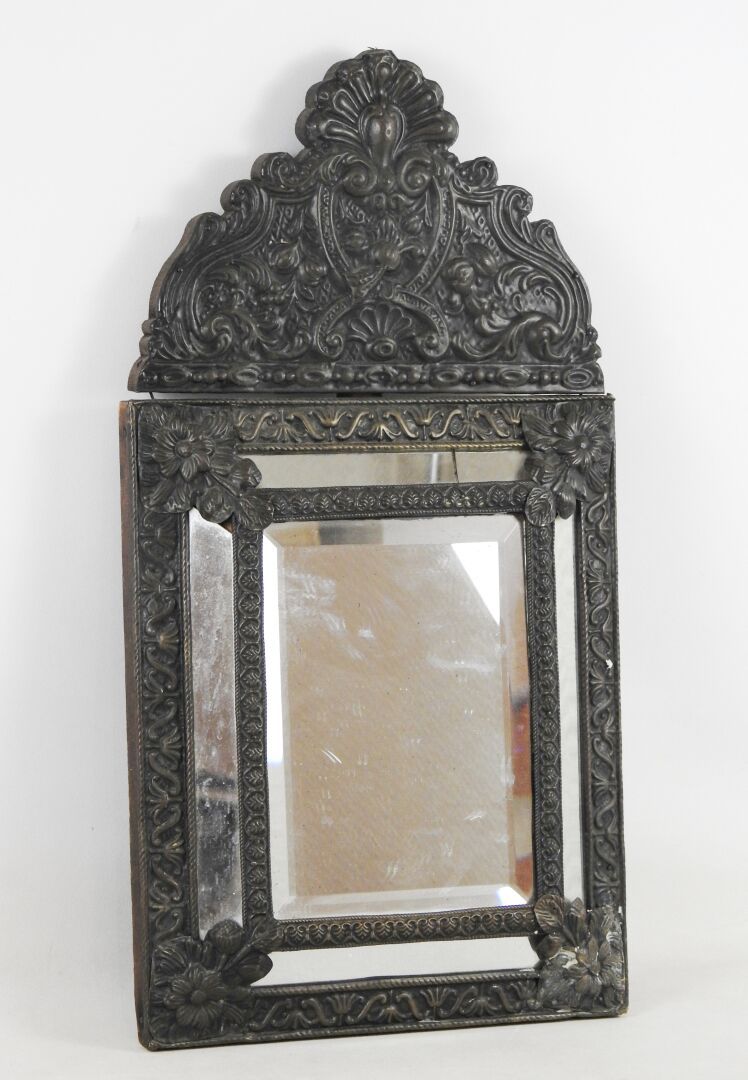 Null Spiegel mit Giebel aus getriebenem Messing, im Stil Ludwigs XIV.
Dim.: 59 x&hellip;