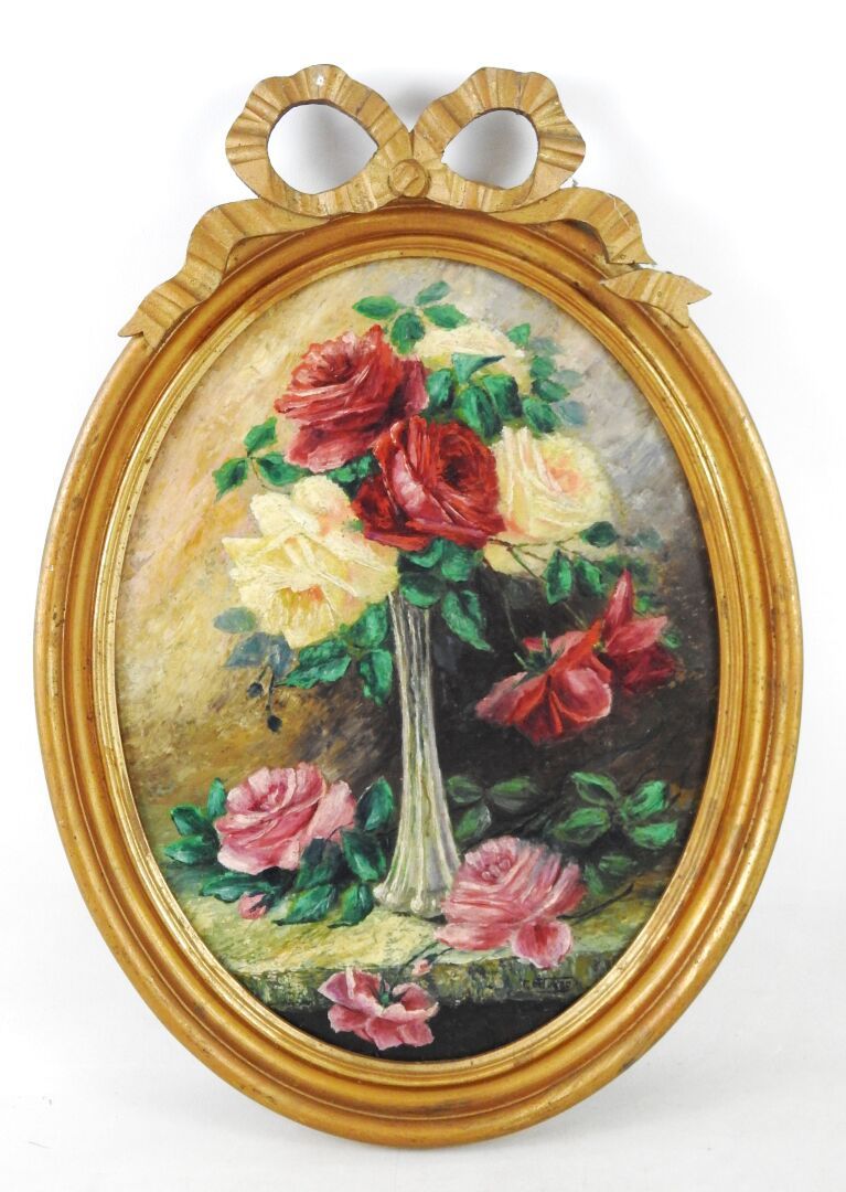 Null 20世纪法国学校
夹板上的玫瑰花束。
面板油画，右下角有签名。路易十六风格的金丝楠木框架。
40 x 30厘米。
磨损和撕裂。