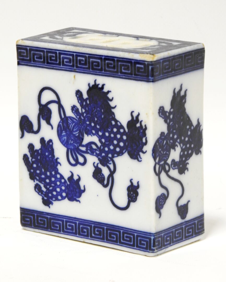 Null CHINE - XXe siècle
Brique à herbes odorantes en porcelaine bleu blanc à déc&hellip;