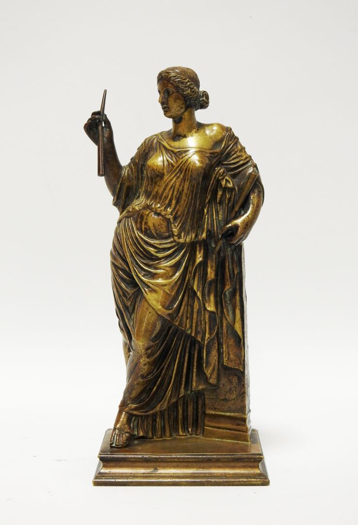 Null Epreuve en bronze à patine brune représentant une femme drapée à l'Antique.&hellip;