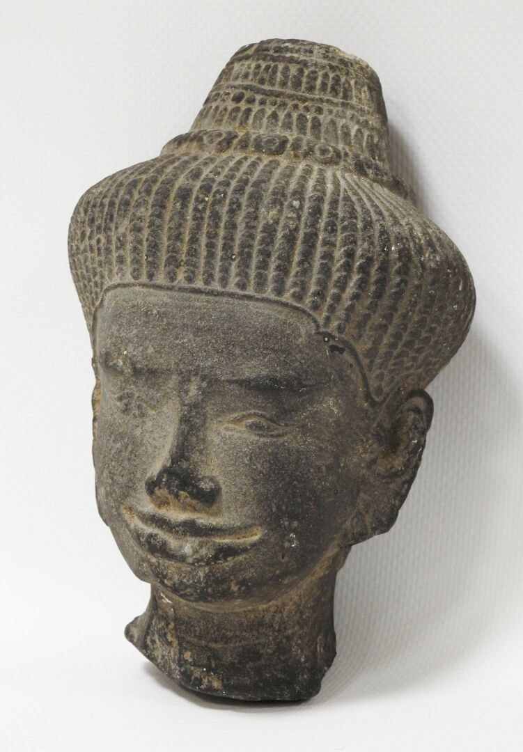 Null CAMBODGE - Période khmère, BAPHUON, XIe siècle
Tête de bouddha en grès gris&hellip;