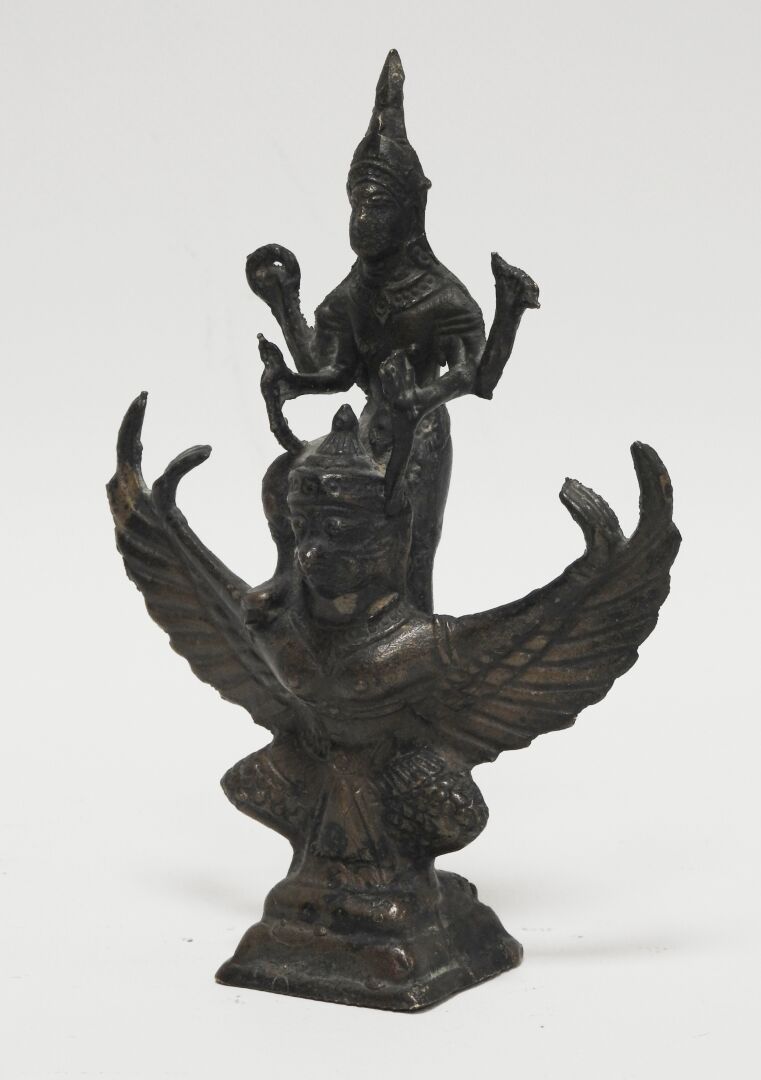 Null CAMBODGE
Vishnu chevauchant Garuda
Epreuve en bronze ancienne
H. : 16.5 cm
&hellip;