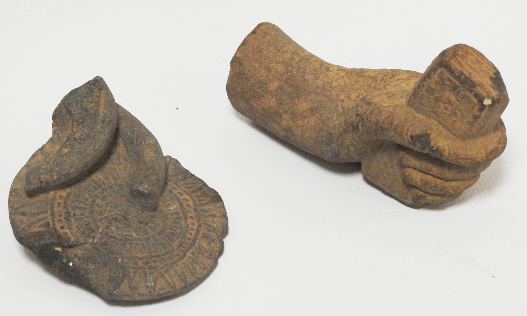 Null CAMBODGE - Période khmère, XIIe siècle
Main gauche en grès gris, tenant un &hellip;