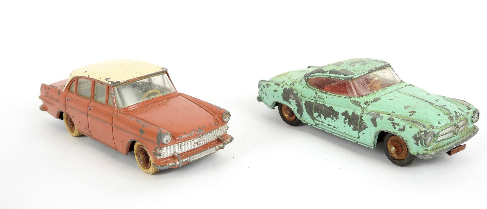 DINKY TOYS: Two miniature cars - Opel Rekord n°554 and B… | Drouot.com