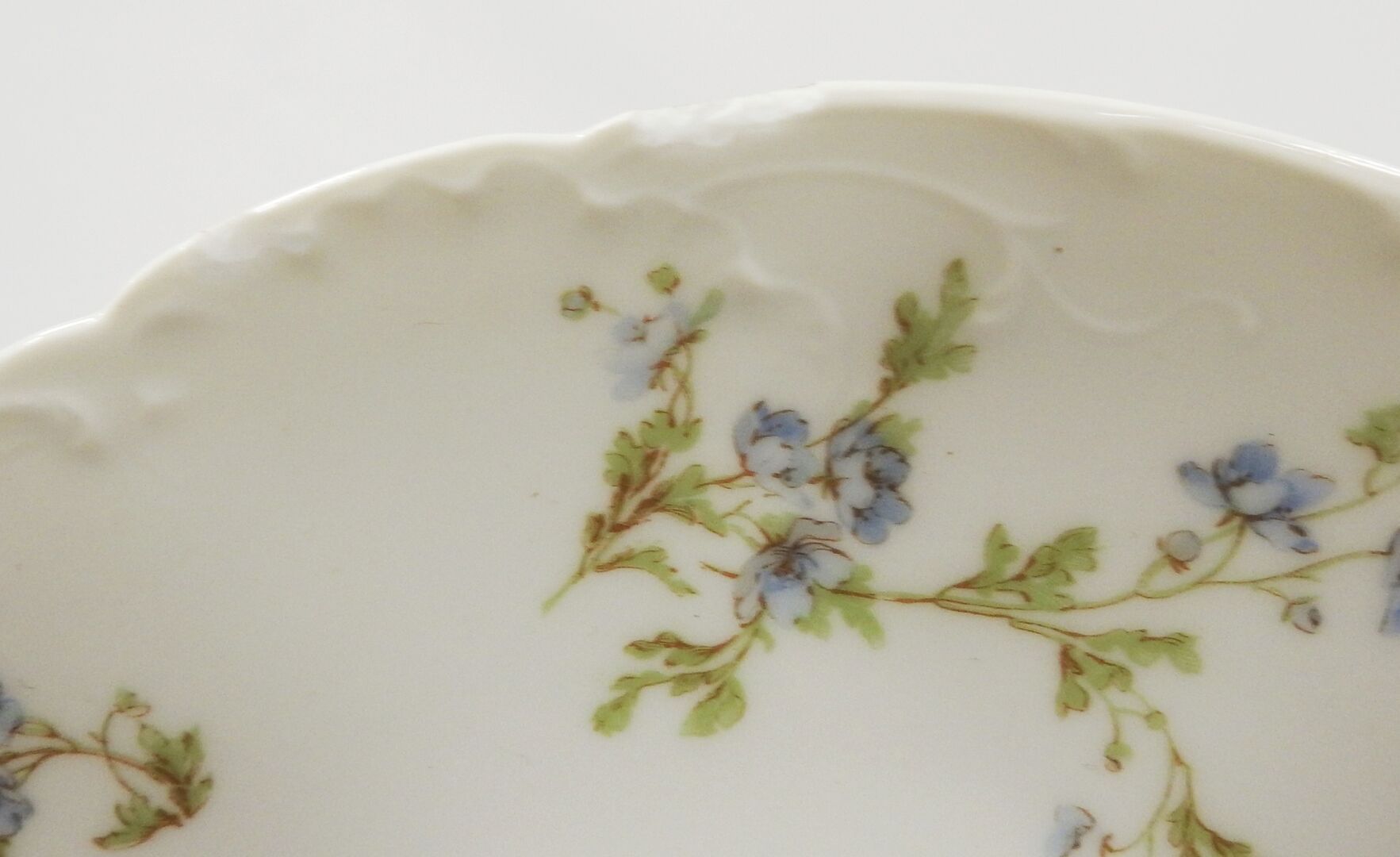 Null HAVILAND - Limoges
Porcelain service set with blue flowers decoration inclu&hellip;