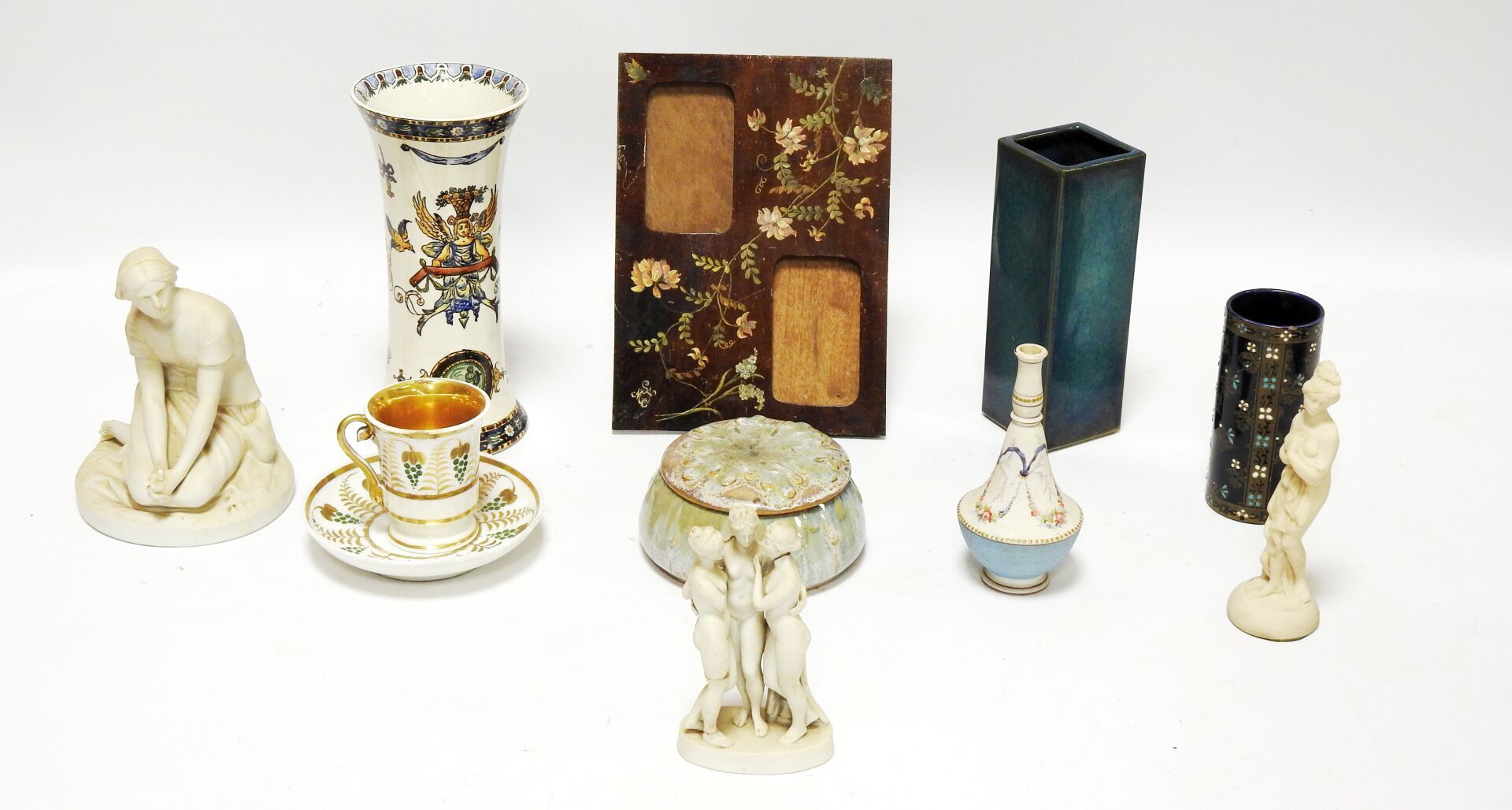 Null 拍品包括：
DENBAC：陶制糖果盘。
吉恩：滚筒花瓶和牛角花瓶，1875年的标记
四角形颈部的花瓶，炻器，施鸭子蓝釉
3组饼干。
瓷杯和碟子.
天然&hellip;