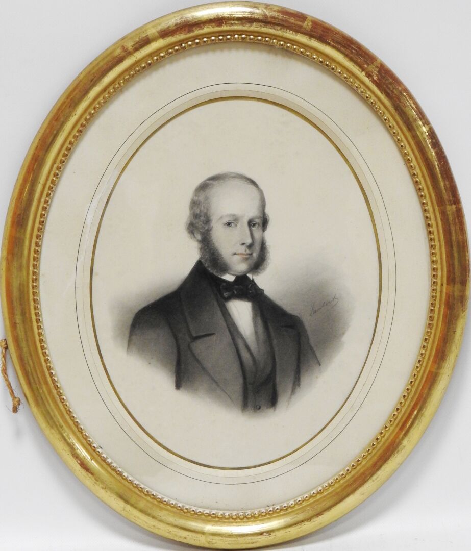 Null 林伯特 - 19世纪
一个身穿黑色连衣裙的男人的肖像。
炭笔和红色粉笔高光。右侧中间有签名。
35 x 27 cm at sight.