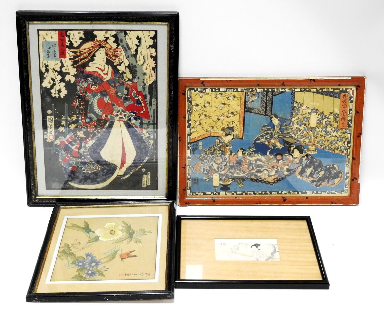 Null 日本
2幅表现歌妓的彩色印刷品的会议。
25 x 36厘米和38 x 28厘米的视线。
附有两幅表现少女的版画和带有蝴蝶的花卉作品。
磨损和撕裂。