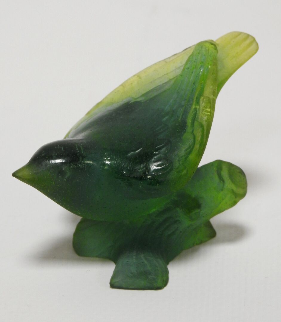 Null DAUM - 法国
绿色有色玻璃中的鸟。
背面有签名。
高度：5厘米。
磨损和撕裂。