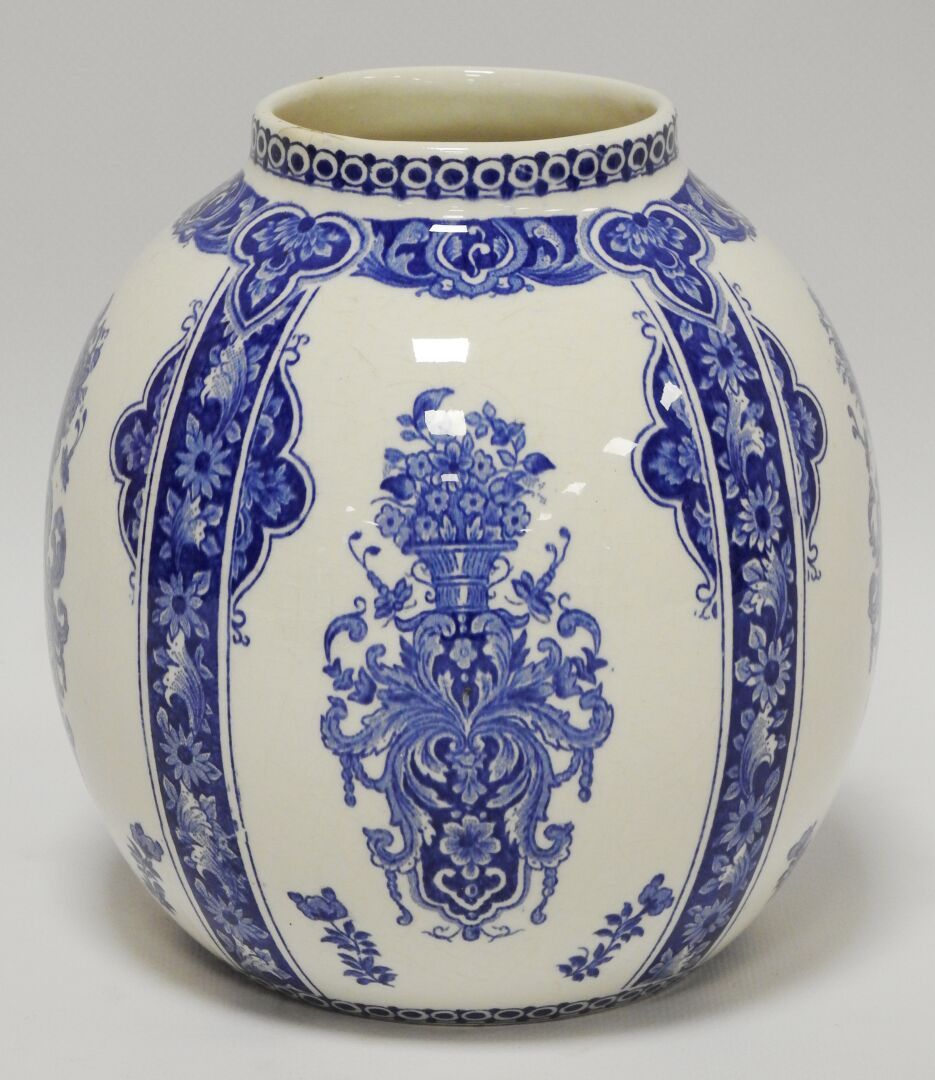 Null 吉恩
带有鲁昂装饰的陶制卵形花瓶。
1938年的标记 
H.21厘米
因使用而磨损