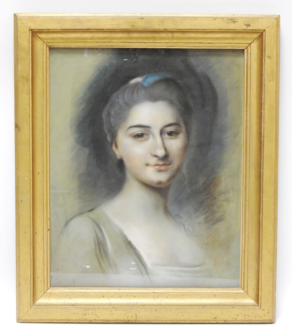 Null 法国学校 - 19世纪初
用蓝笔画的优质女士的肖像。
画布上的粉笔画。
46,5 x 36厘米。