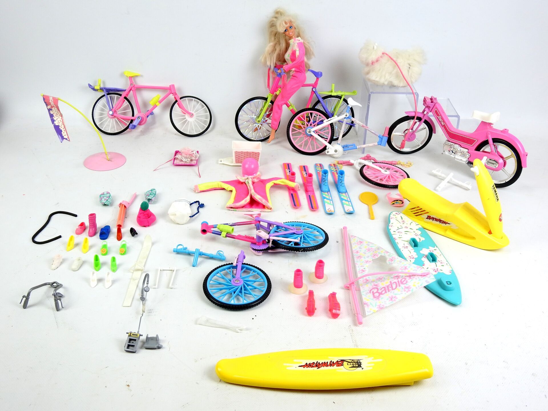 Lot d'accessoires BARBIE Mattel dont vélos accidentés, j…