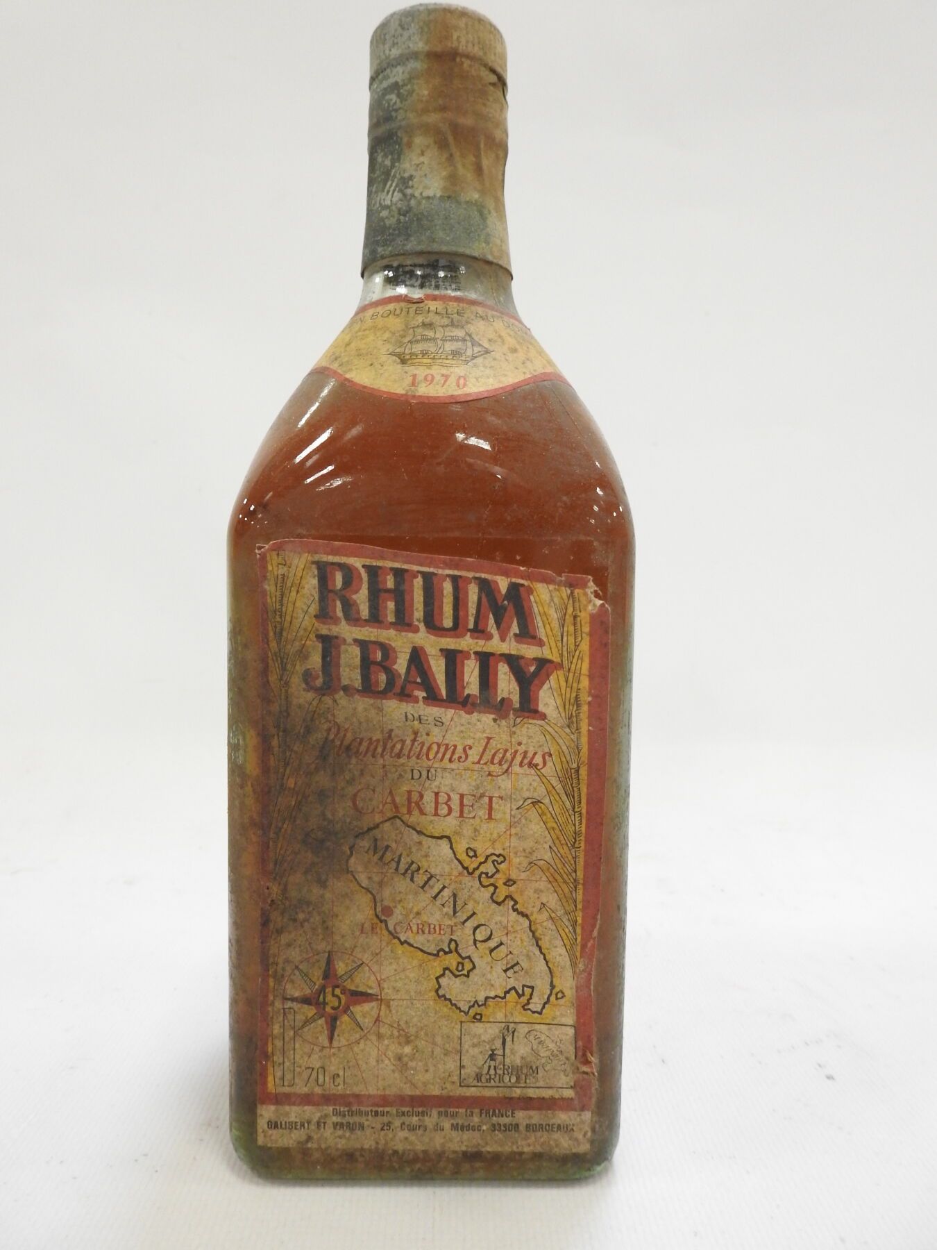 Une bouteille de RHUM J.Bally des plantations Lajus du C…