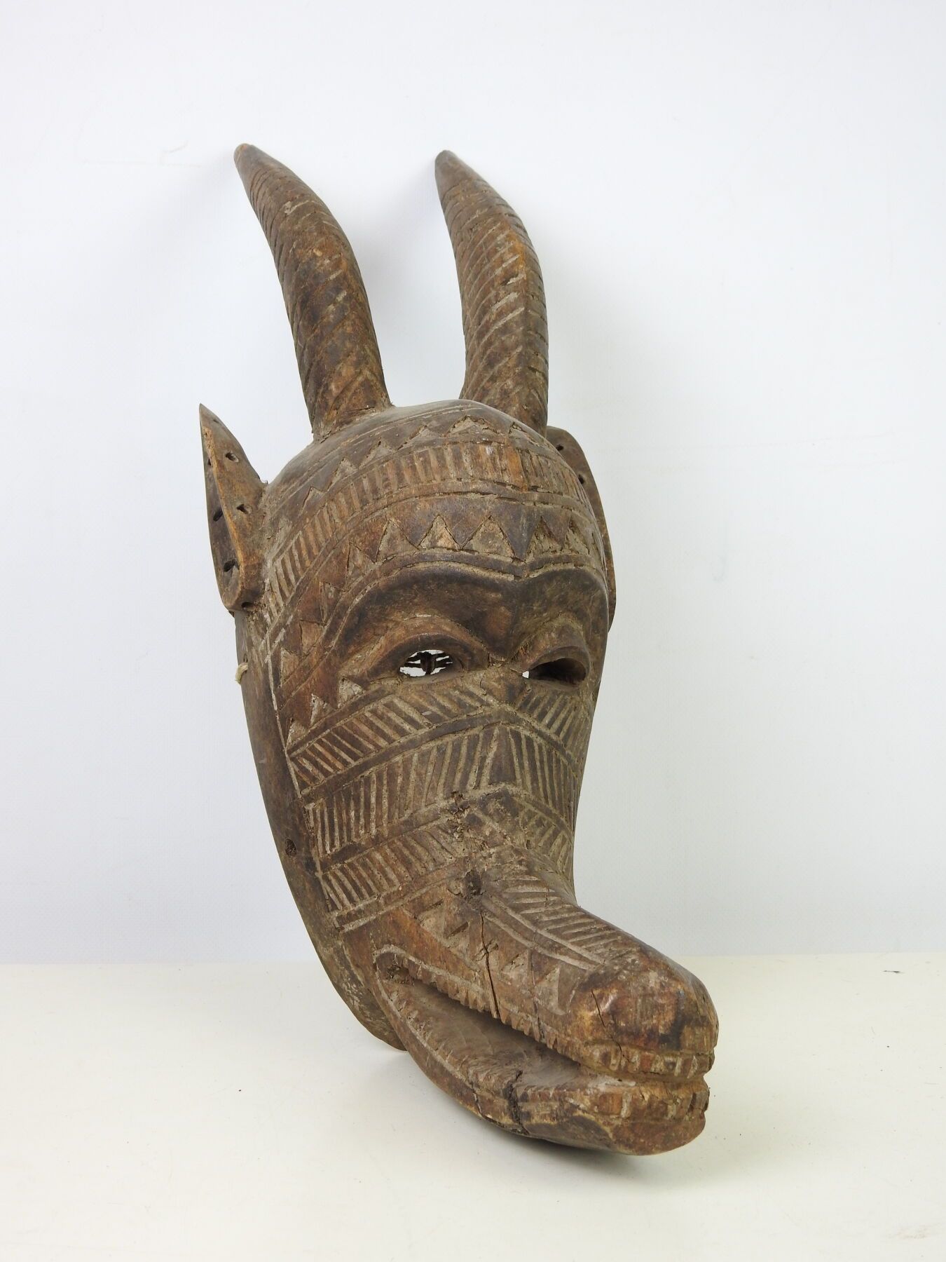 Null BOBO PEOPLE - BURKINAFASSO: Carved wooden zoomorphic dance mask with incise&hellip;