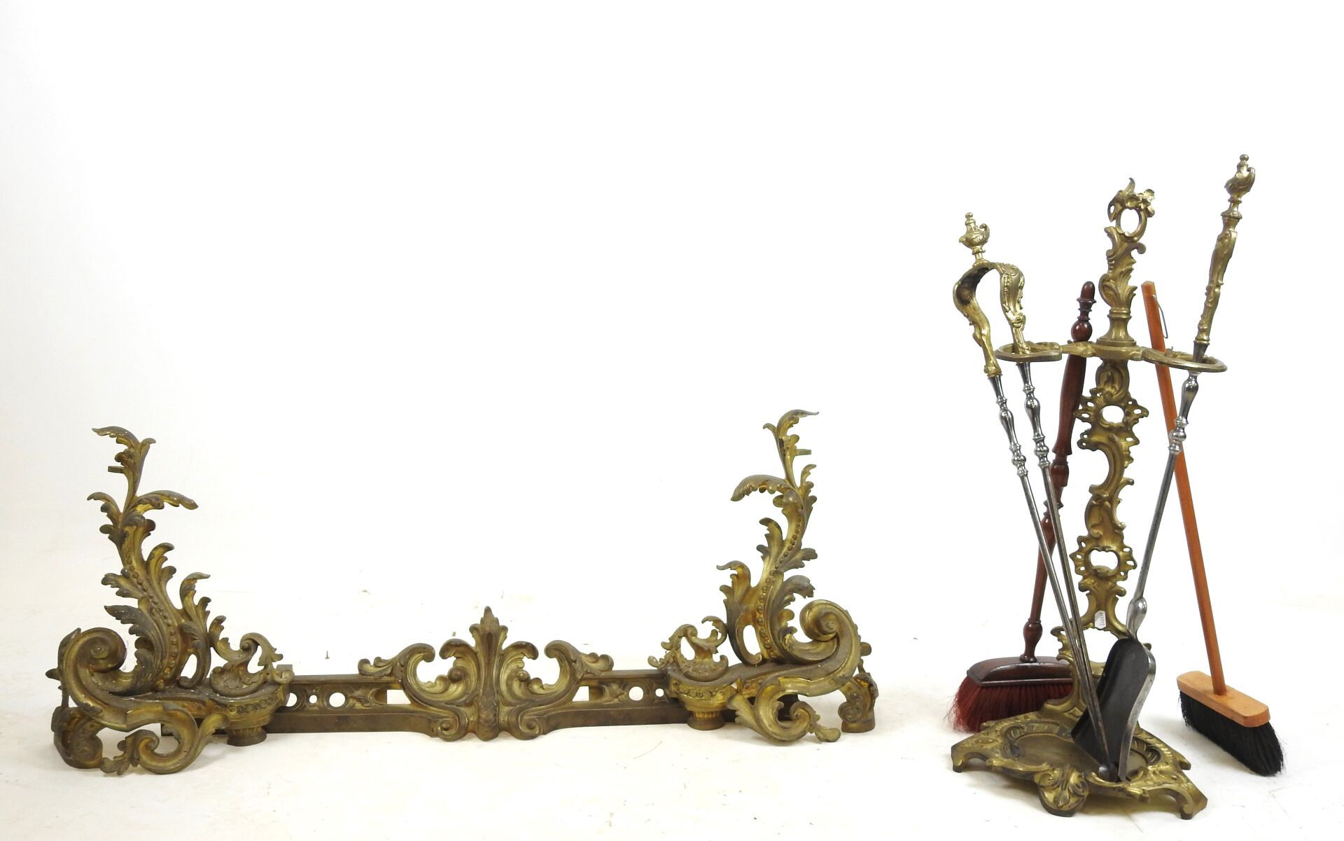 Null BARRA DA CAMINO in bronzo cesellato con fogliame. XIX secolo, stile Luigi X&hellip;