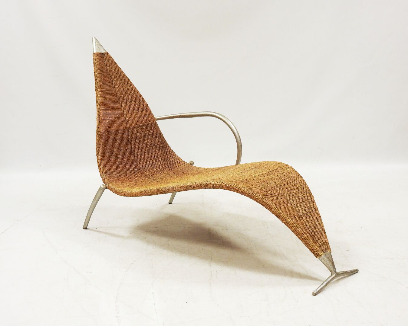 Null 卡佩里尼（CAPELLINI）风格 
带绳索座椅的建筑金属贵妃椅。
95 x 145 x 56.5 厘米。
磨损严重。