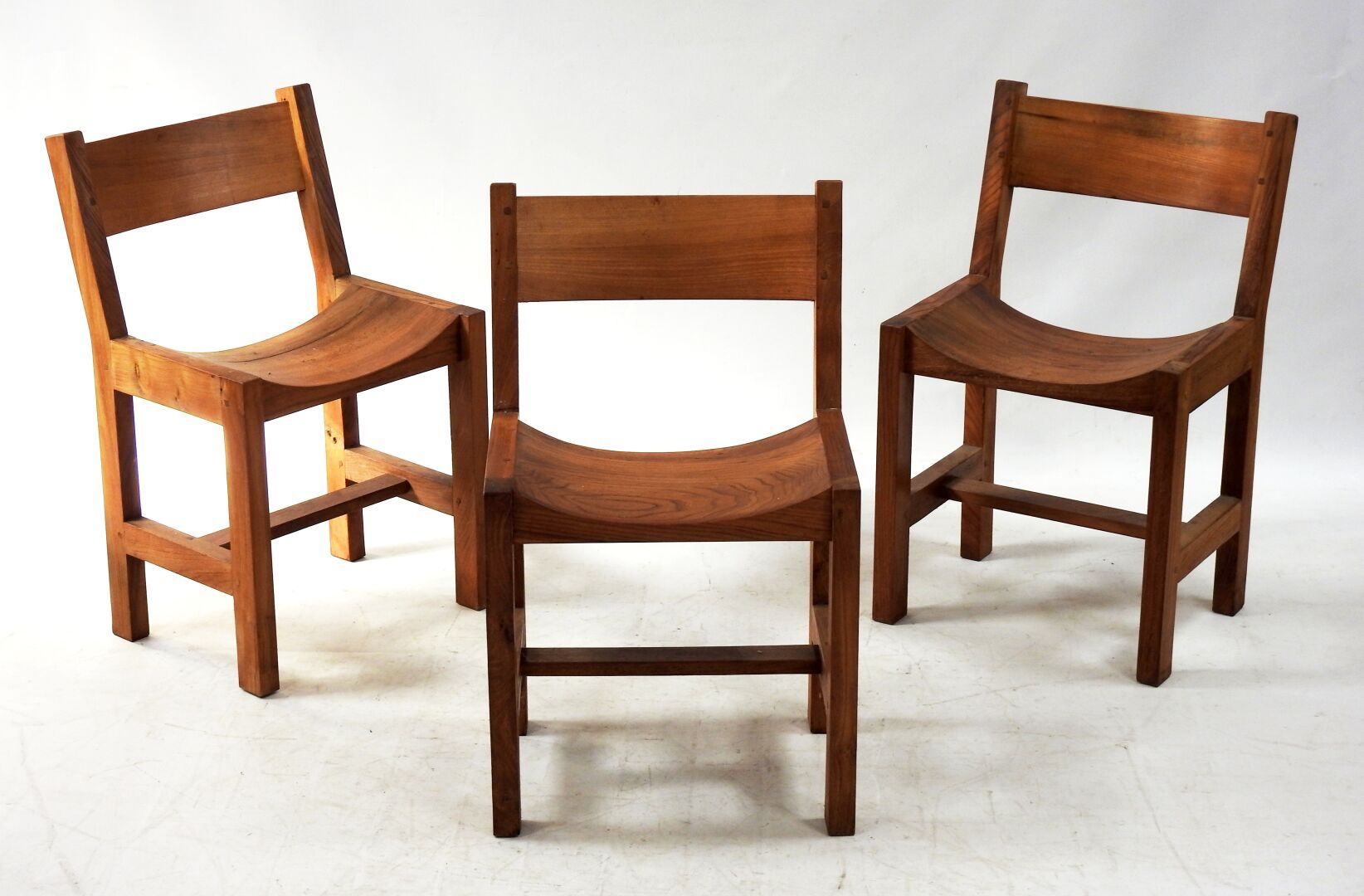 Null Suite de 3 chaises de forme architecturée, dossier bandeau, assise curve, p&hellip;