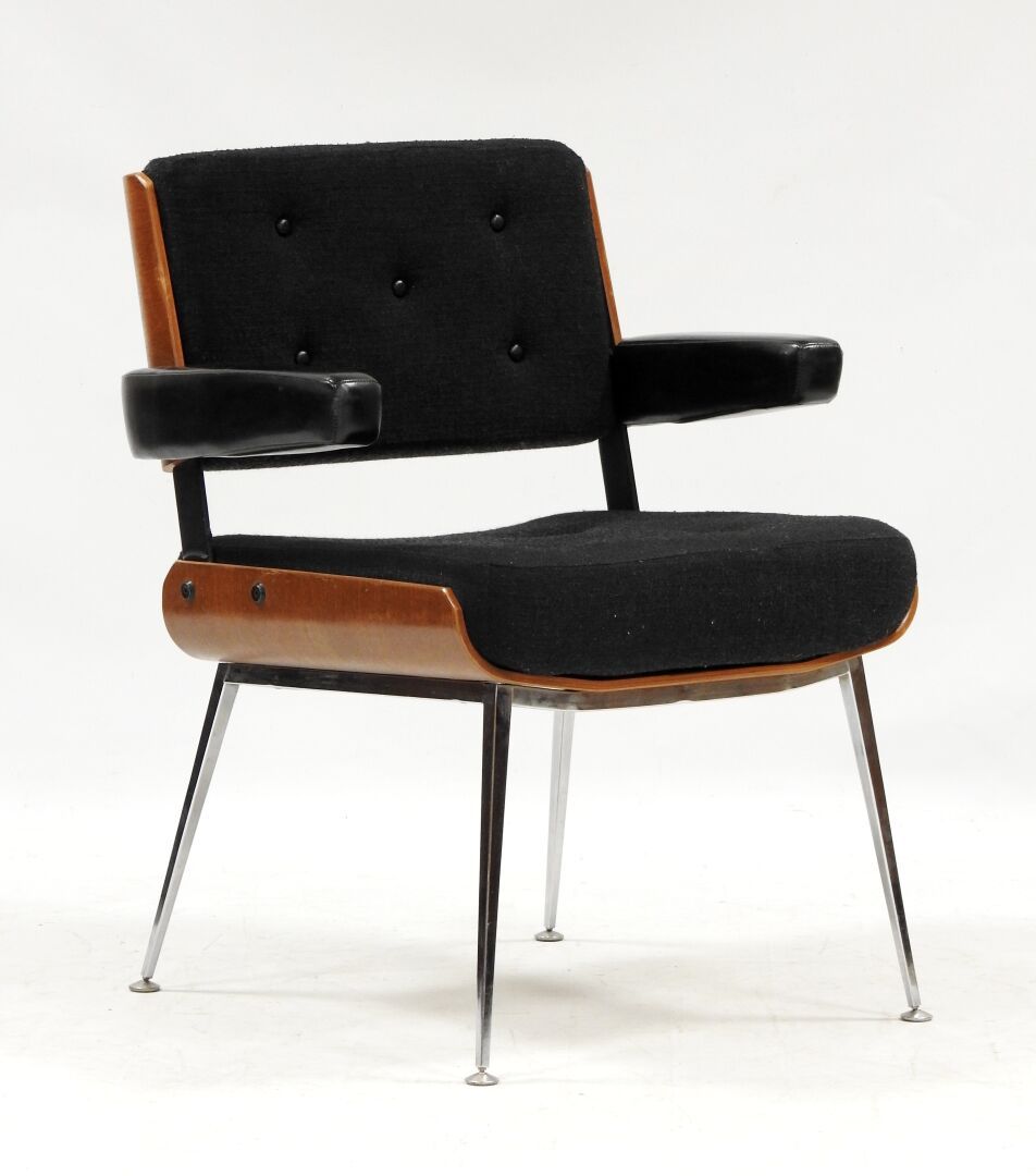 Null 阿兰-里夏尔（1926-2017）
扶手椅，型号 "704"，热成型层压板和黑色仿皮材质，立于带圆形铰接滑轨的镀铬金属腿上。
60 年代制造。背面有制&hellip;