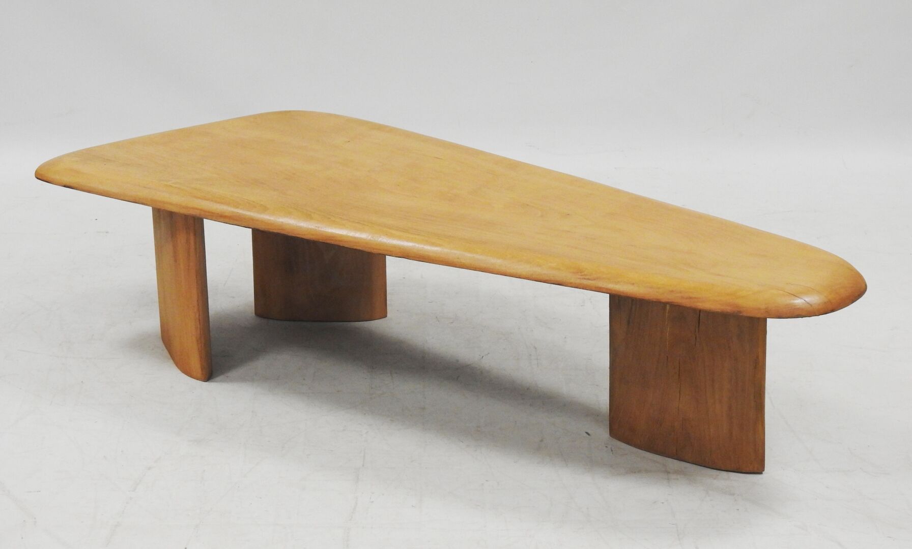 Null Travail moderne
Table basse de forme libre en bois naturel, piètement aile &hellip;