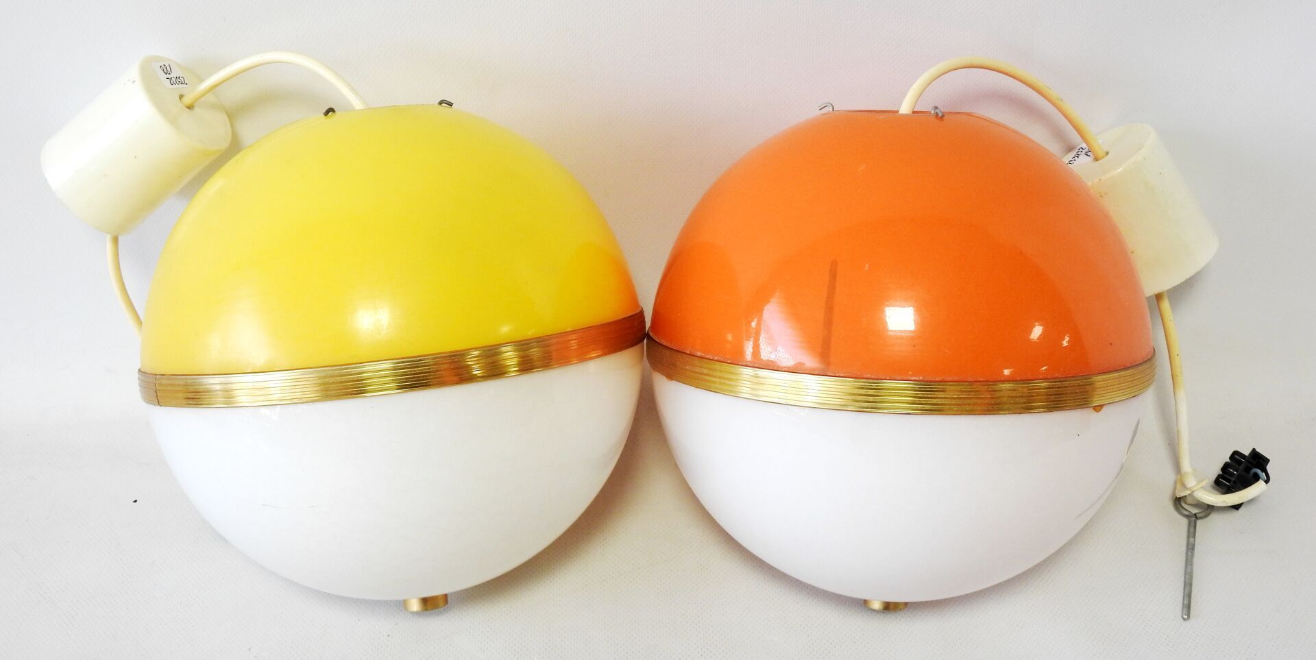 Null Work from the 70s
Pair of orange, yellow and white ABS suspension balls. El&hellip;