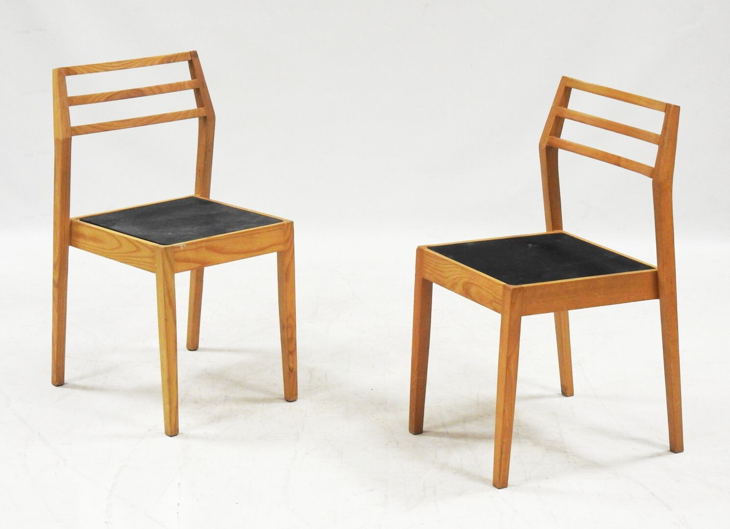 Null Travail des années 80
Paire de chaises en bois naturel à structure architec&hellip;