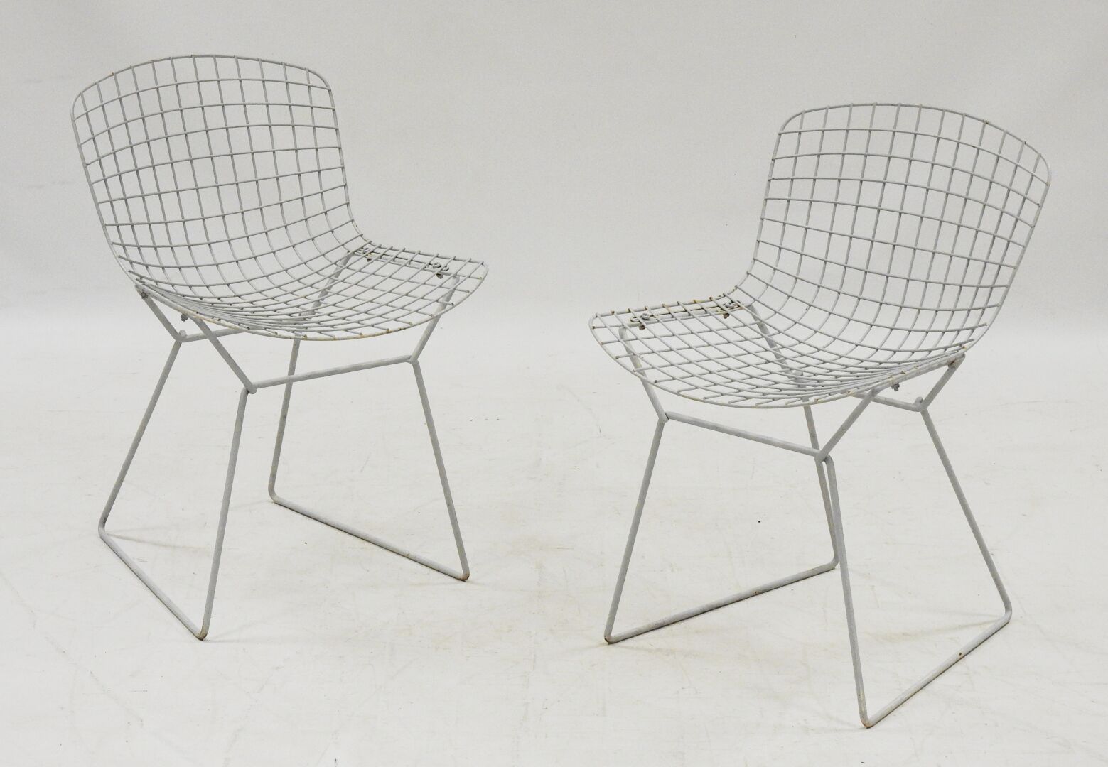 Null 哈利-贝托亚（Harry BERTOIA）风格的
一对类似于 "Wire "型号的椅子，浅灰色漆面钢丝制成。 
高度：72 厘米。早期版本。
重新喷漆&hellip;