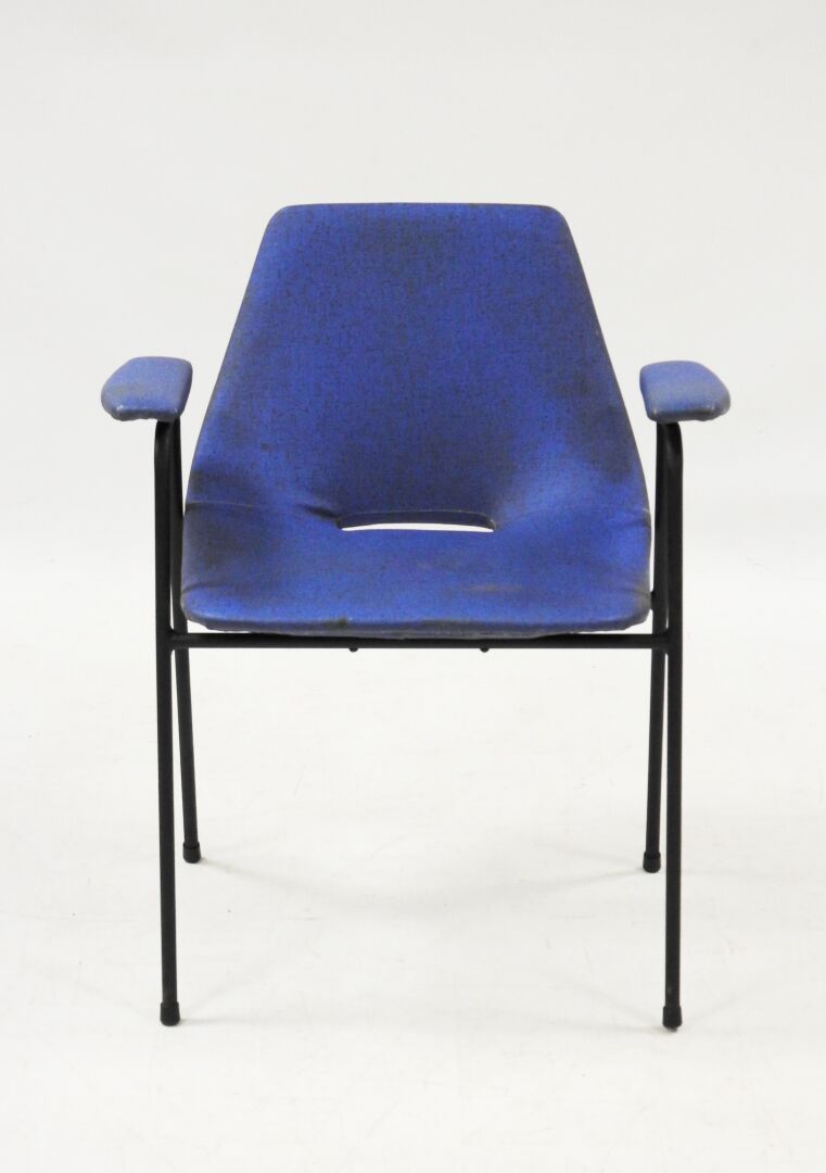 Null 皮埃尔-瓜里奇（1926-1995）
阿姆斯特丹 "桥式扶手椅模型，蓝色塑料软垫，软靠背，斯泰纳，1954 年。
高度：75.5 厘米
损坏。