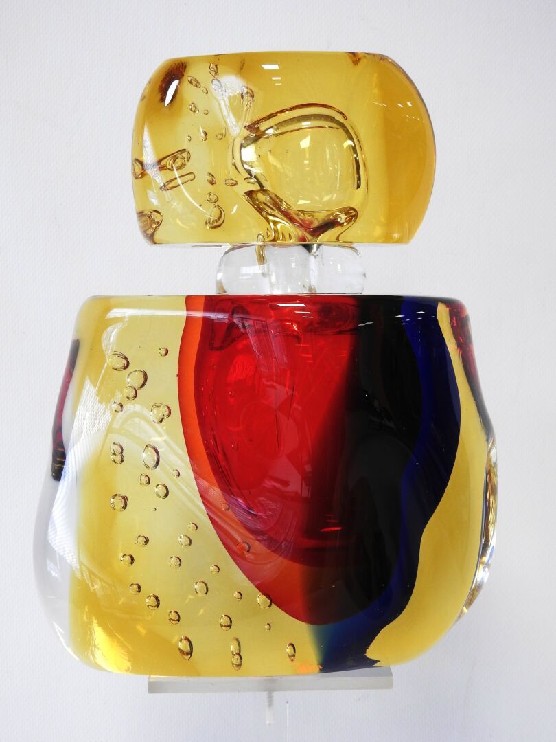 Null Luigi ONESTO（生于 1935 年） - 穆拉诺
琥珀色、红色和蓝色的大型吹泡玻璃香水瓶。
背面有 "Collezione Caseno "&hellip;