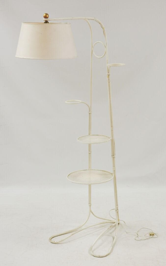 Null PATHIER - XXth
One-arm pot-holder lamp in cream lacquered metal composed of&hellip;