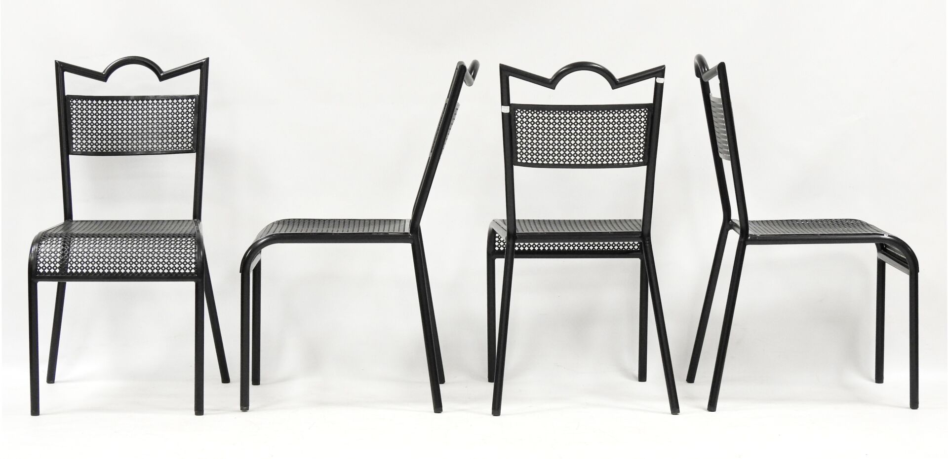 Null Mathieu MATEGOT (1910-2001)
Suite de 4 chaises modèle "Tube" en métal laqué&hellip;