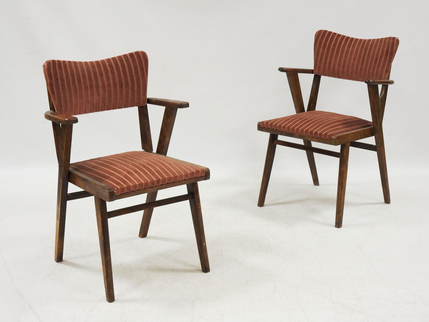 Null Work from the 50's
Pair of architectural chairs in natural wood, pink velve&hellip;