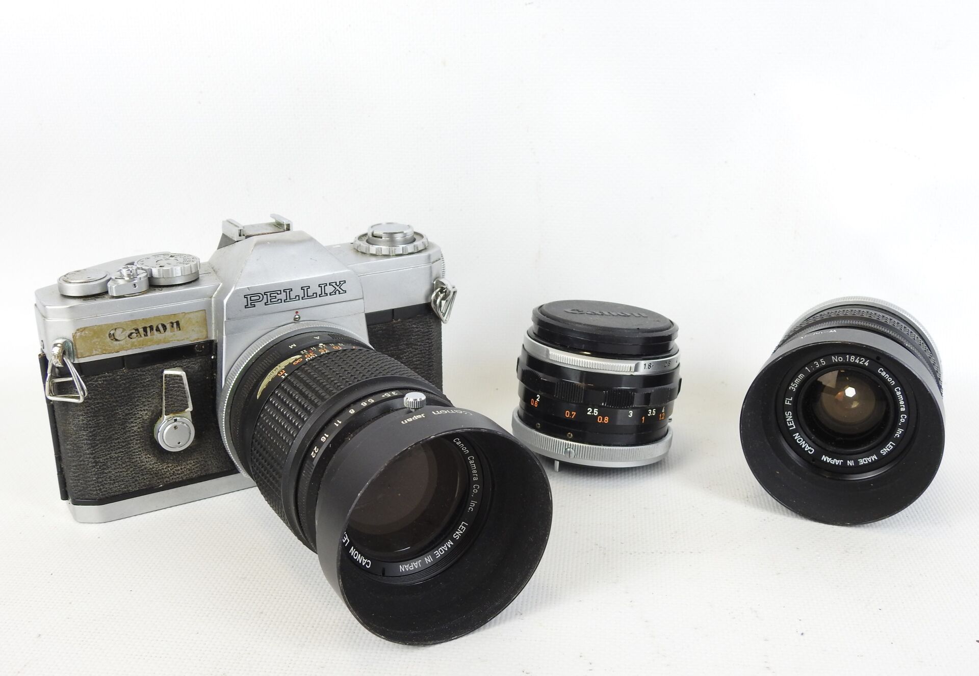 Null CANON Pellix, objectif Canon Lens 1 : 35, 135mm. Joint deux objectifs Canon&hellip;