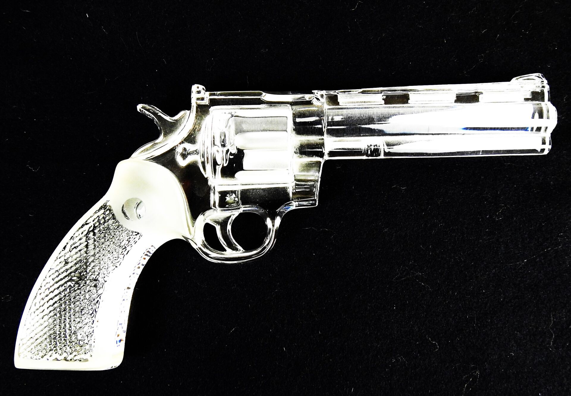 Null FRANKREICH. Revolver Python 57 Magnum aus gegossenem Kristallglas von den C&hellip;