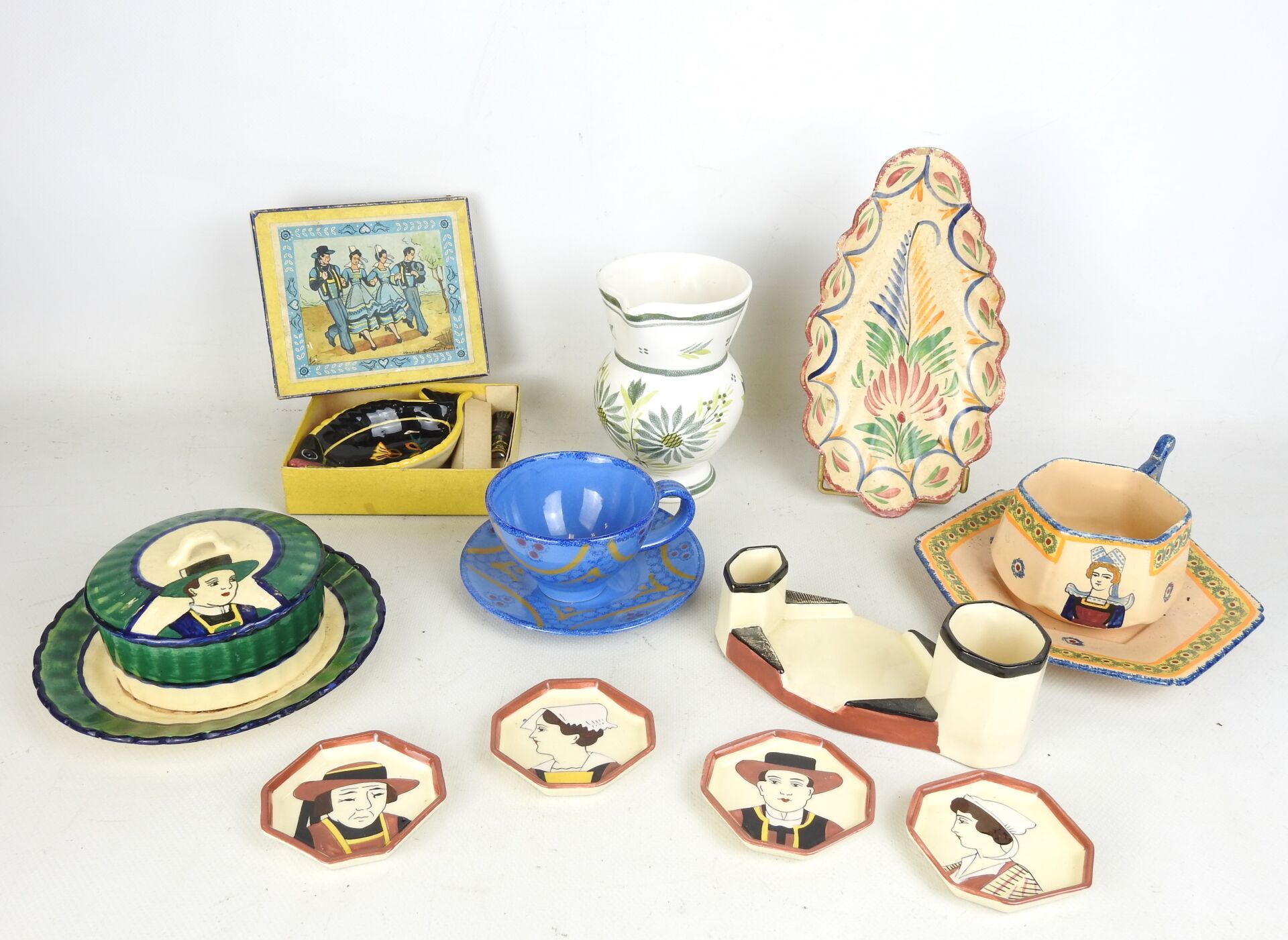 Null HB - 亨利奥特 - 金佩尔 ：一套 9 件多色陶器，包括一套用于纸牌游戏的烟熏器（高 7 厘米）、一个有盖黄油碟（直径 17 厘米）、一个装在原盒&hellip;