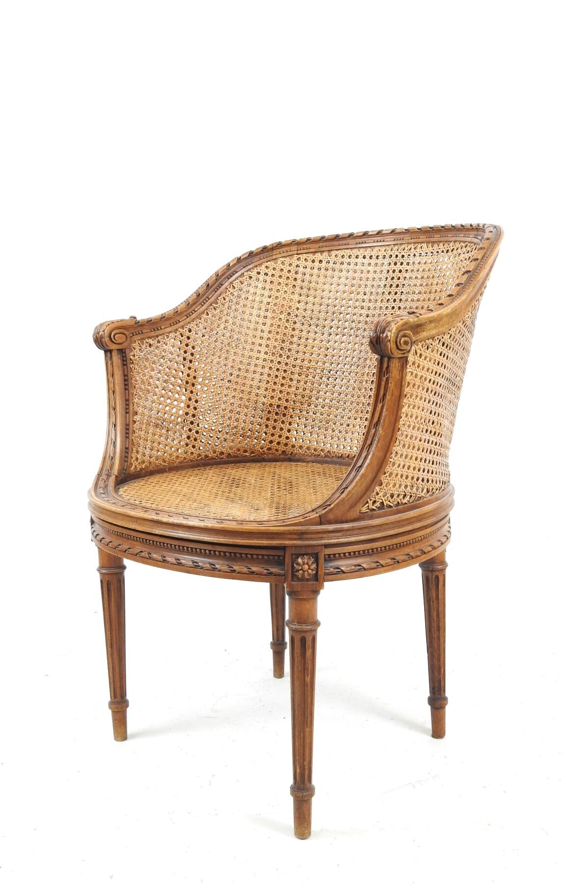 Null 胡桃木扶手椅，模制并雕刻有珍珠楣和缎带卷轴。扶手椅立于四条锥形凹槽腿上。路易十六风格。高 80 - 宽 58 - 深 58 厘米。