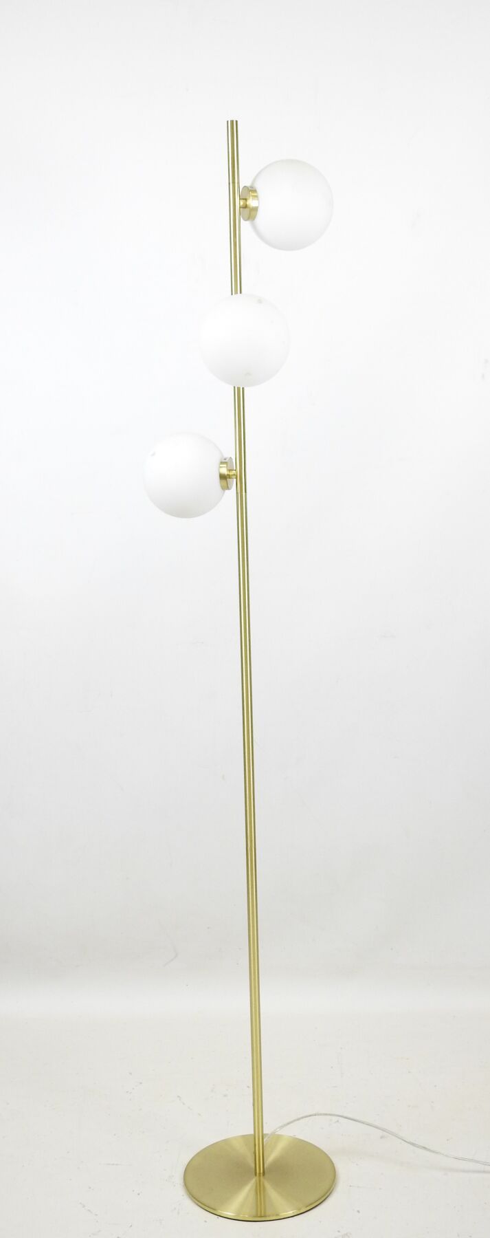 Null LAMPADAIRE en métal doré à trois lumières et globes en verre opalin. H. 153&hellip;