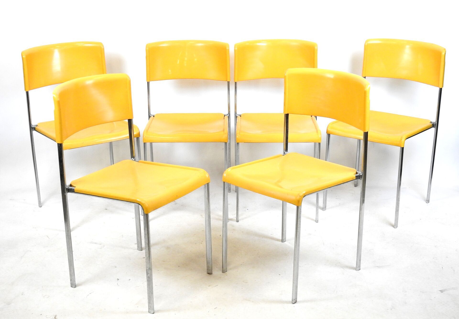 Null GRAPHAL for LAFARGE：六把镀铬金属和黄色塑料堆叠椅套件，型号 L303。 座椅下有签名。高度 79 厘米。磨损，靠背一端撕裂。