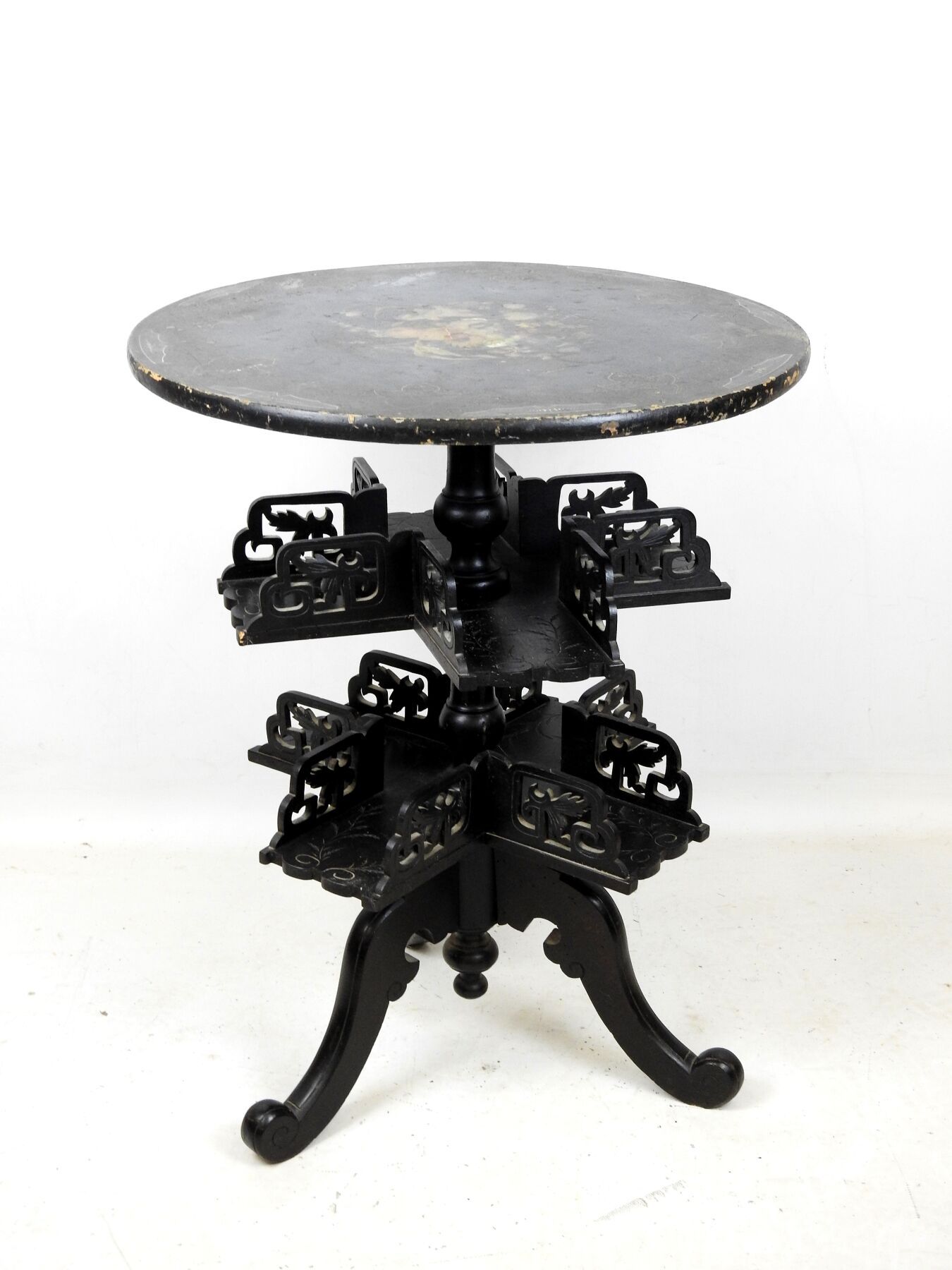 Null GUERIDON - 黑色木质圆形书柜，配有两个带镂空装饰的分格旋转架，底座为三脚架。顶部有花卉装饰。高：76 - 深：61 厘米。磨损严重，顶部需要&hellip;