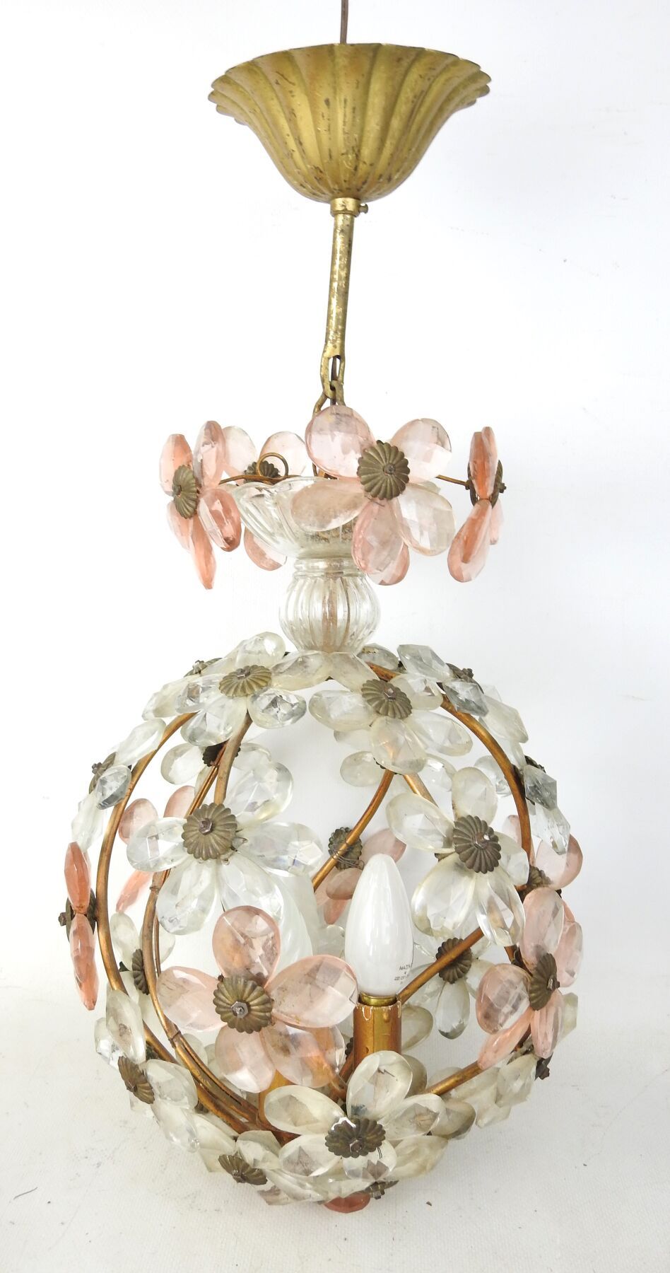 Null 圆形吊灯，饰有花朵图案，部分图案由粉色有色玻璃制成。高 55 厘米，直径 25 厘米。一朵花的事故。