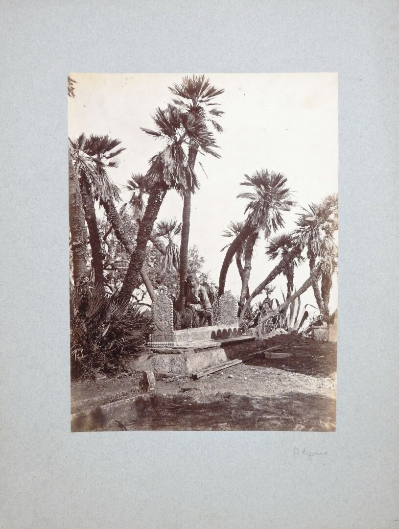 Null Maghreb. Algérie. Enfant regardant une tombe. Attribué à Famin. Tirage albu&hellip;
