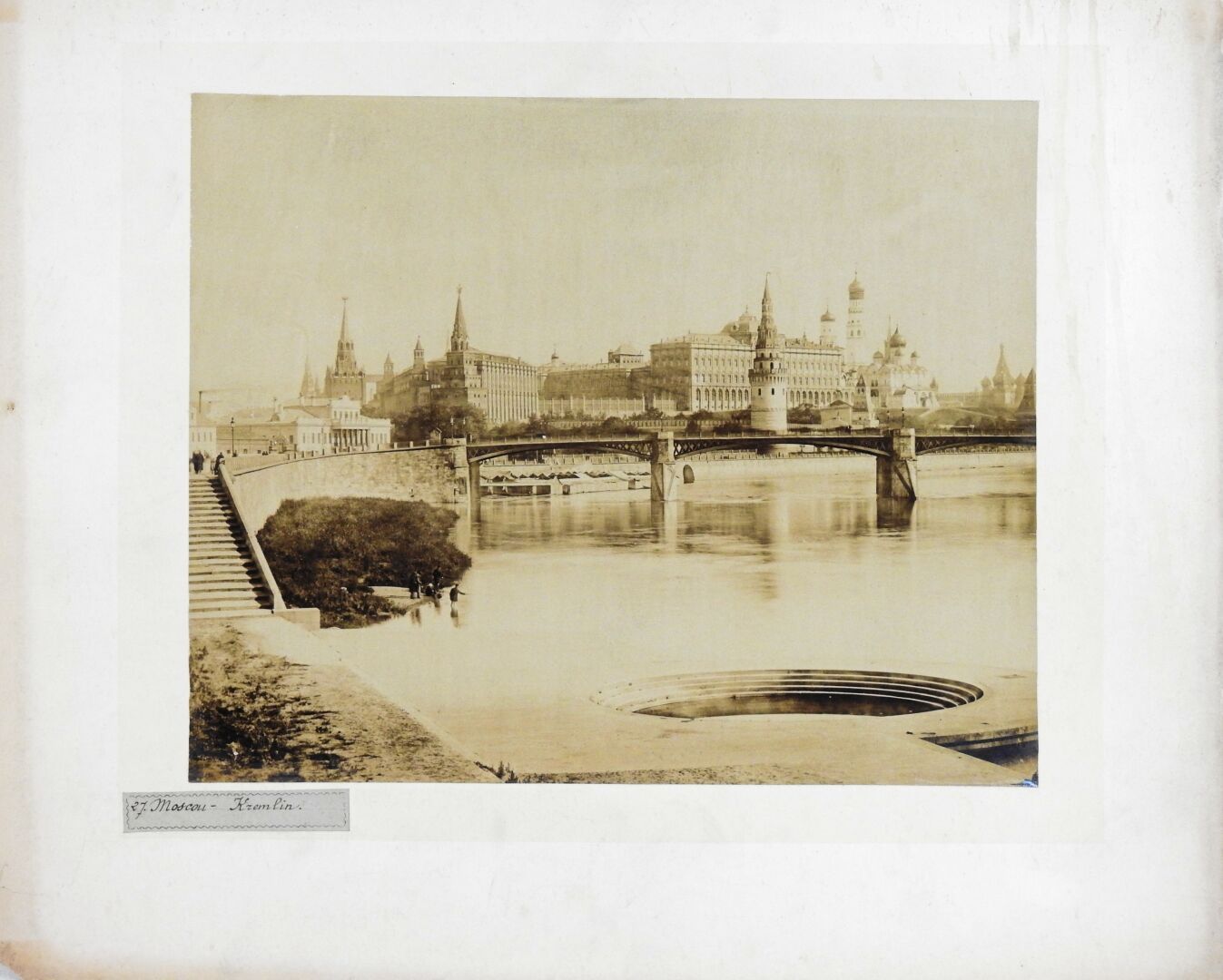 Null Russie. Le Kremlin. Tirage albuminé circa 1880. Format 21,5 cm x 26,5 cm.